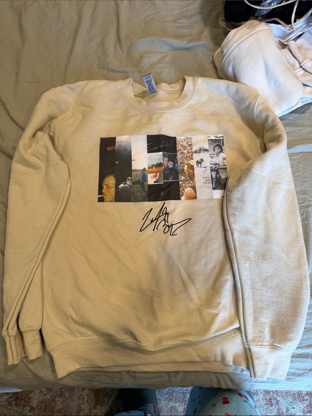Gildan Cream Crewneck Sweatshirt with Center Graphic